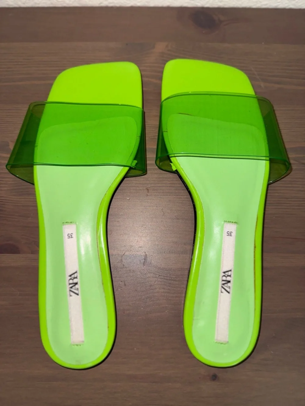 ZARA Flat Vinyl Sandals neon green Size 35 Women's - Picture 2 of 4